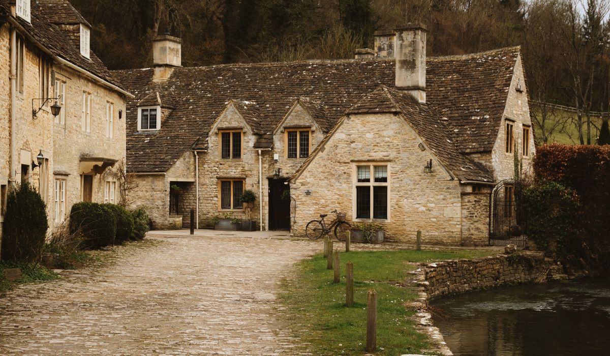 Local Walks to Recommend from a Country Station